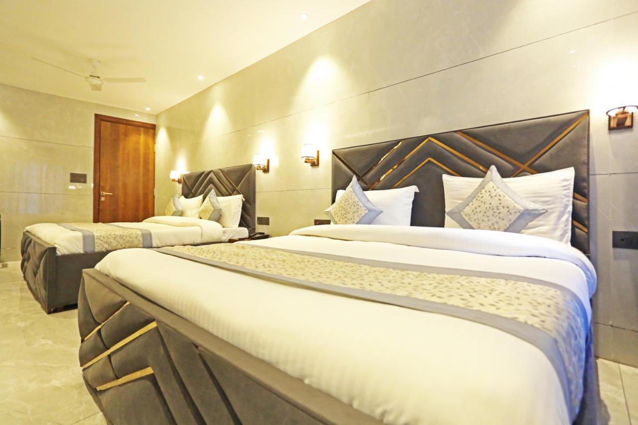 Hotel Preet Inn 05 Mints Walking Distance Nizamuddin Railway Station New Delhi Exterior foto