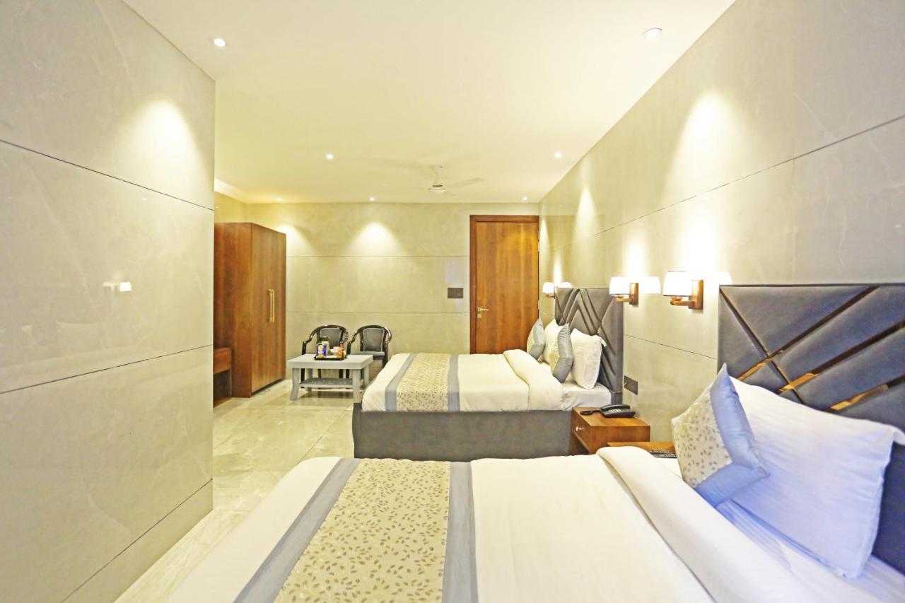 Hotel Preet Inn 05 Mints Walking Distance Nizamuddin Railway Station New Delhi Exterior foto