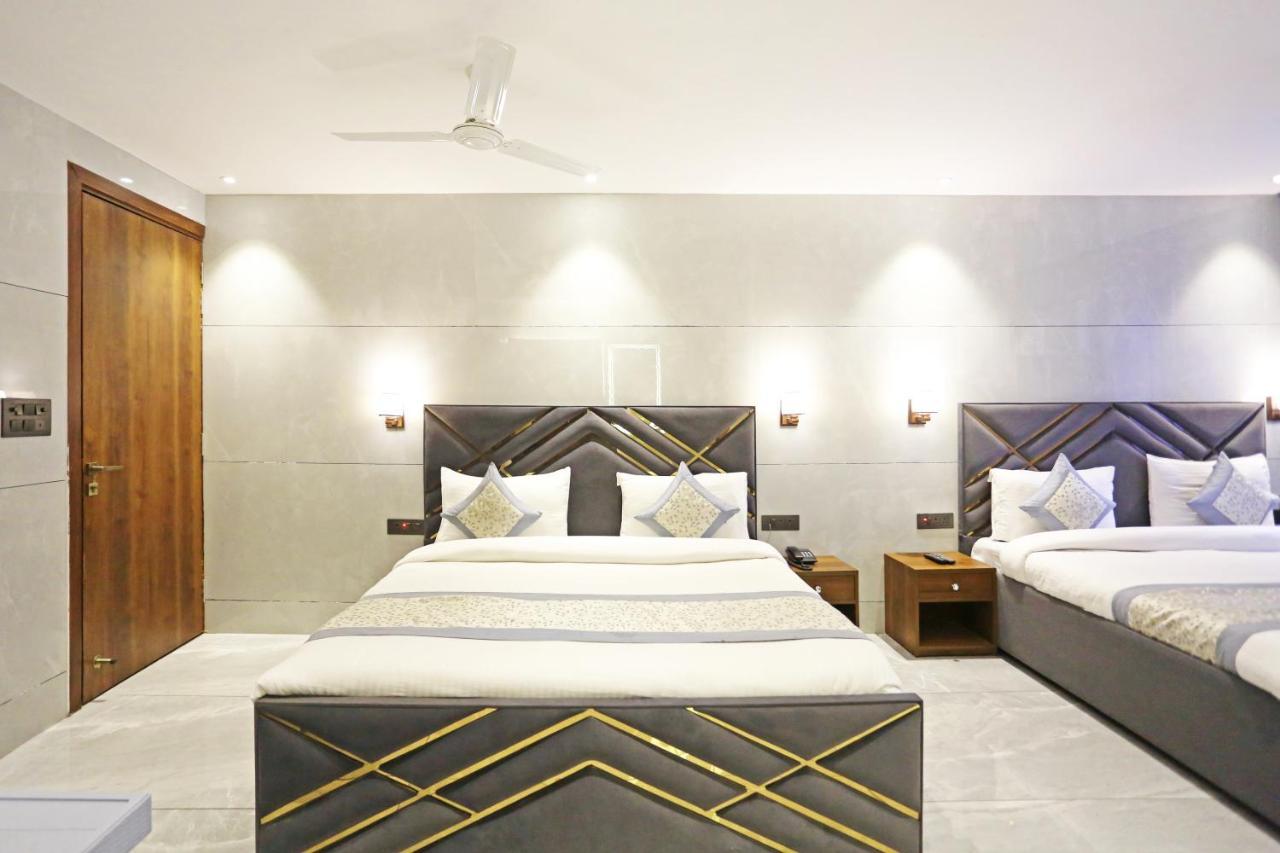 Hotel Preet Inn 05 Mints Walking Distance Nizamuddin Railway Station New Delhi Exterior foto