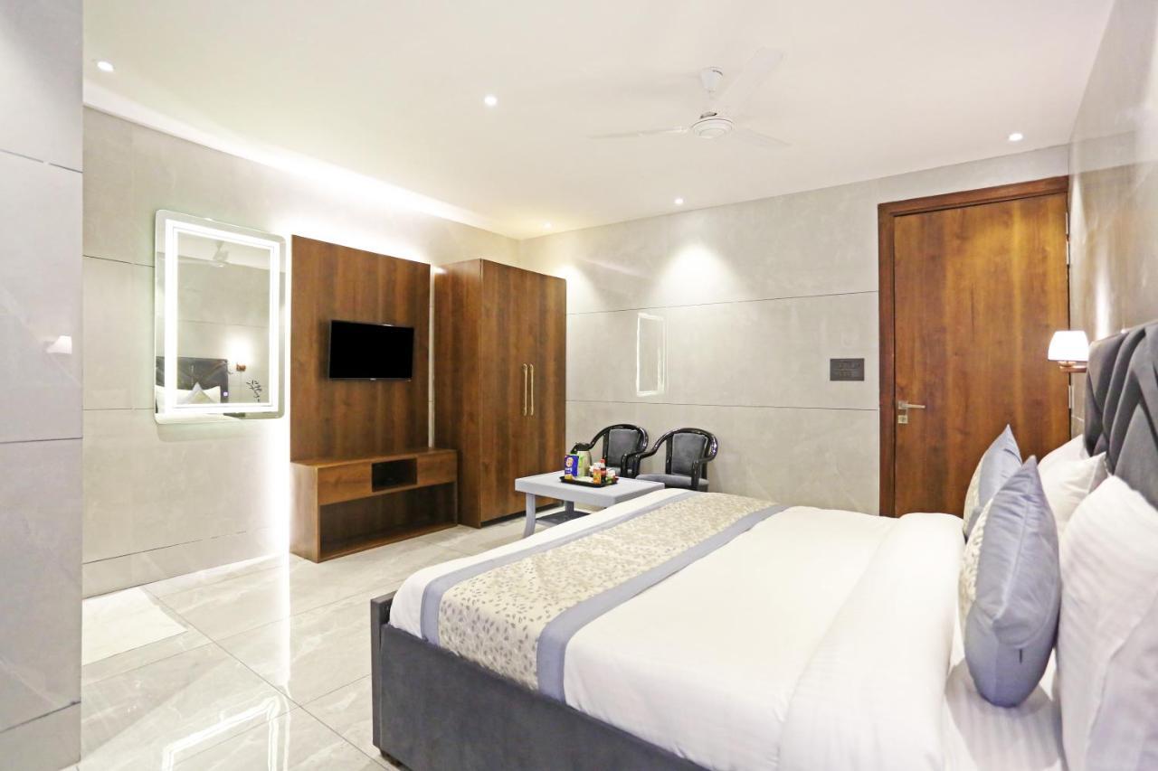 Hotel Preet Inn 05 Mints Walking Distance Nizamuddin Railway Station New Delhi Exterior foto
