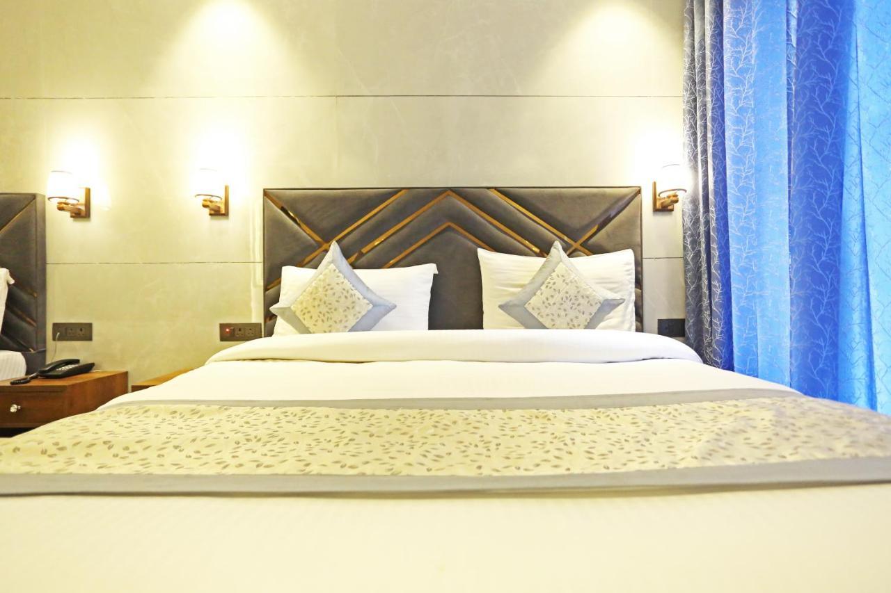 Hotel Preet Inn 05 Mints Walking Distance Nizamuddin Railway Station New Delhi Exterior foto