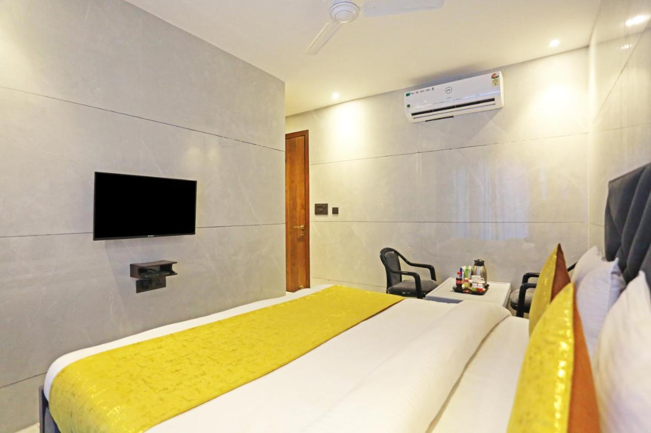 Hotel Preet Inn 05 Mints Walking Distance Nizamuddin Railway Station New Delhi Exterior foto