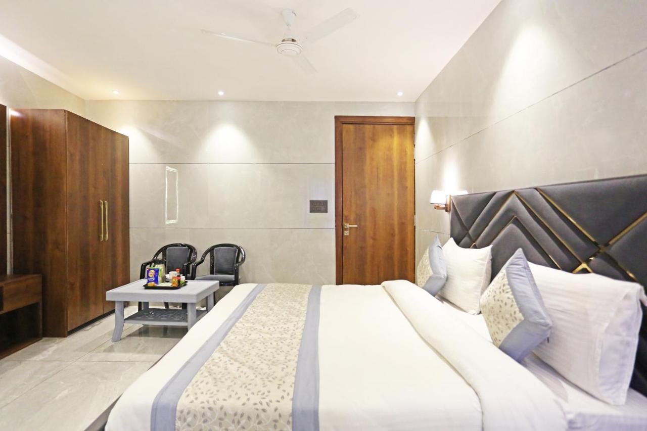 Hotel Preet Inn 05 Mints Walking Distance Nizamuddin Railway Station New Delhi Exterior foto