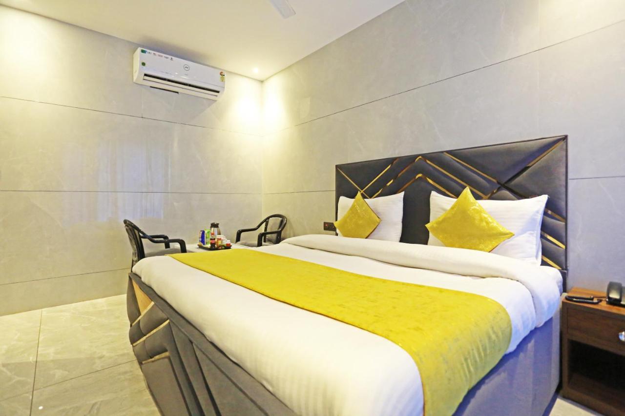 Hotel Preet Inn 05 Mints Walking Distance Nizamuddin Railway Station New Delhi Exterior foto