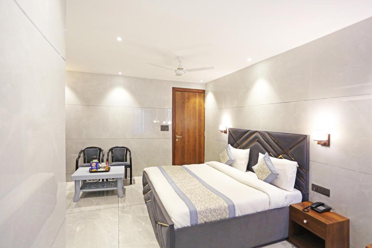 Hotel Preet Inn 05 Mints Walking Distance Nizamuddin Railway Station New Delhi Exterior foto