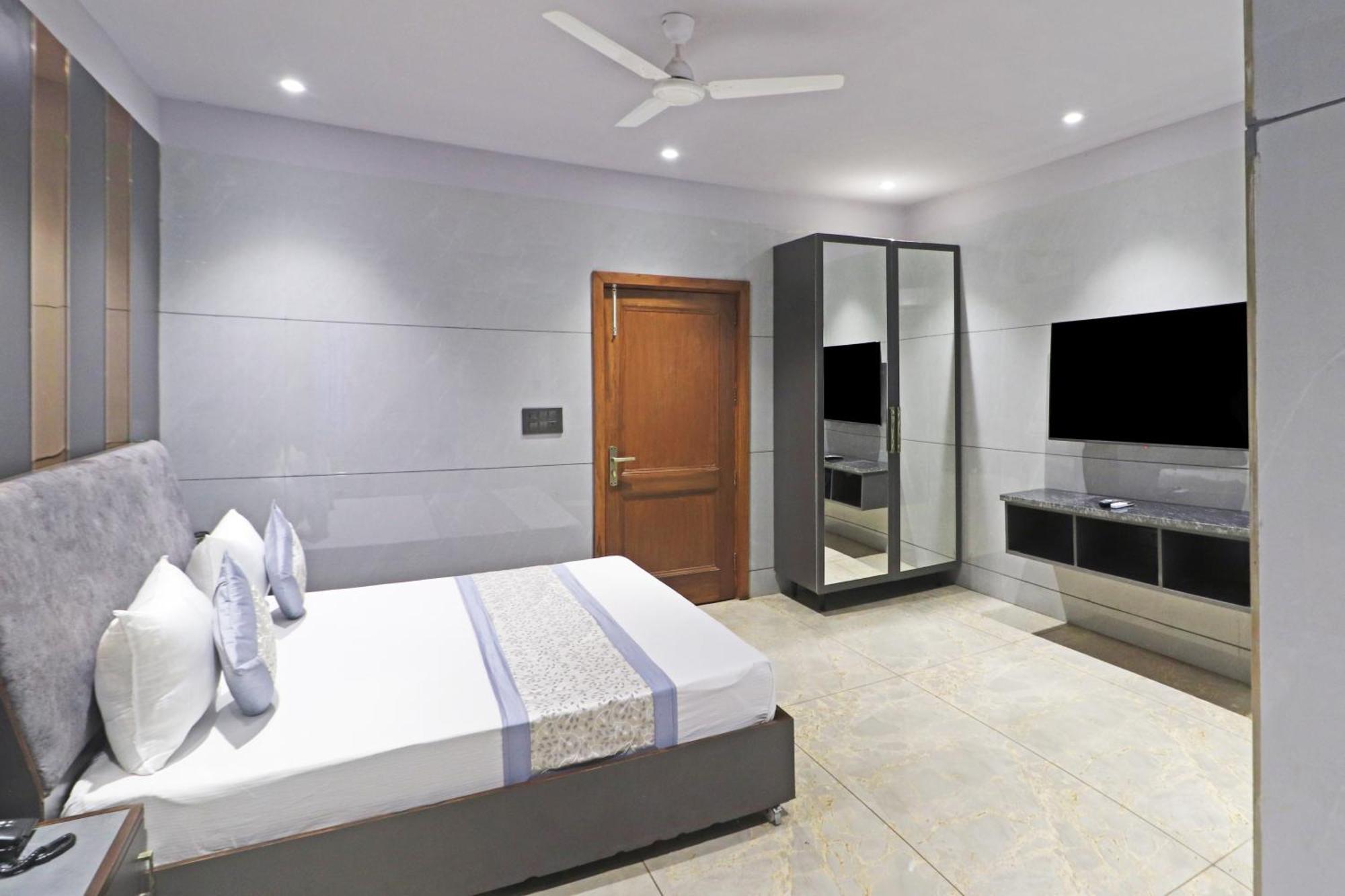 Hotel Preet Inn 05 Mints Walking Distance Nizamuddin Railway Station New Delhi Exterior foto