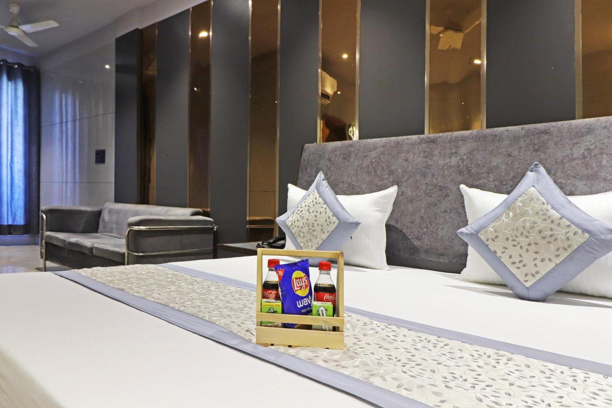 Hotel Preet Inn 05 Mints Walking Distance Nizamuddin Railway Station New Delhi Exterior foto