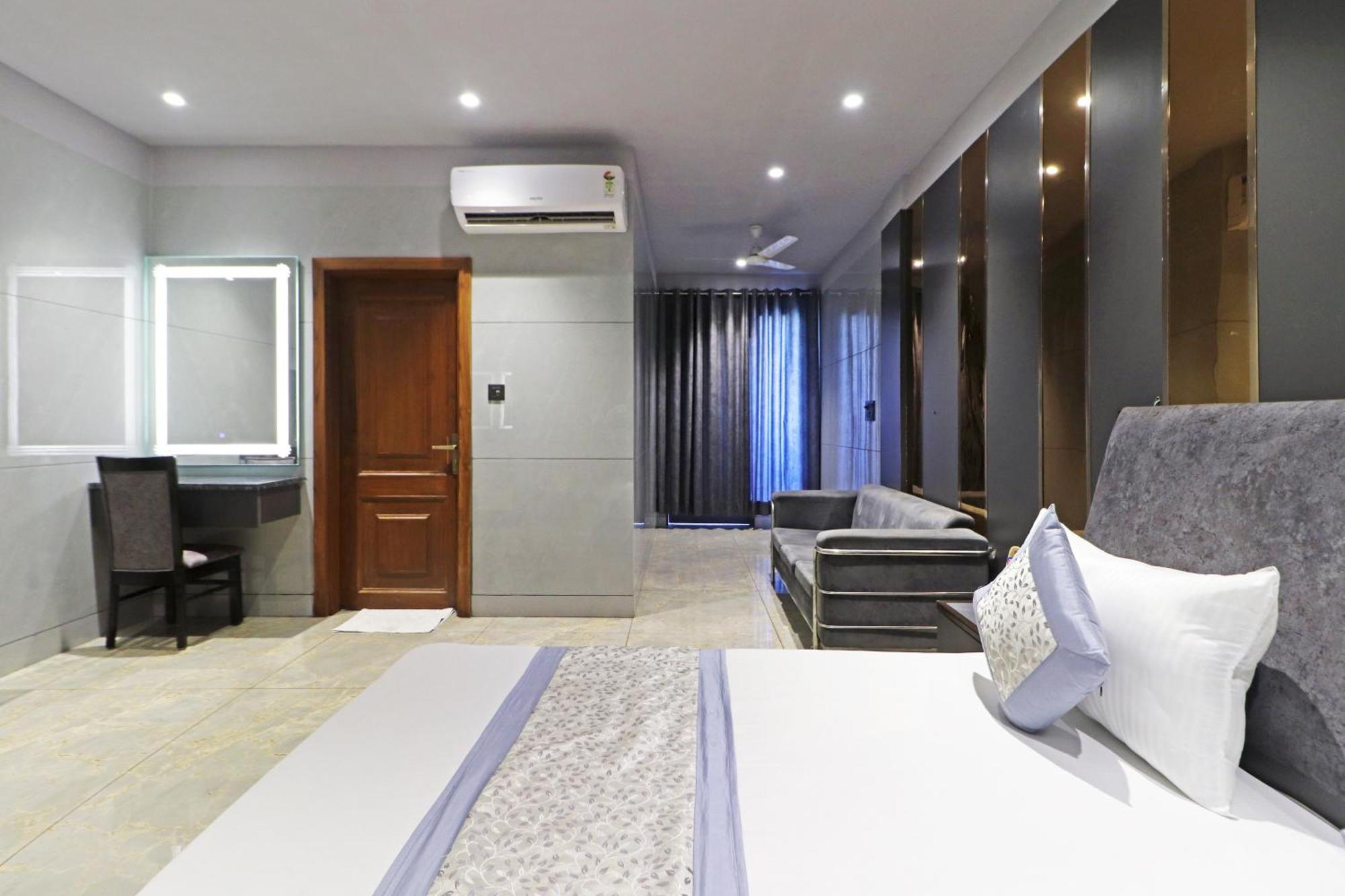 Hotel Preet Inn 05 Mints Walking Distance Nizamuddin Railway Station New Delhi Exterior foto
