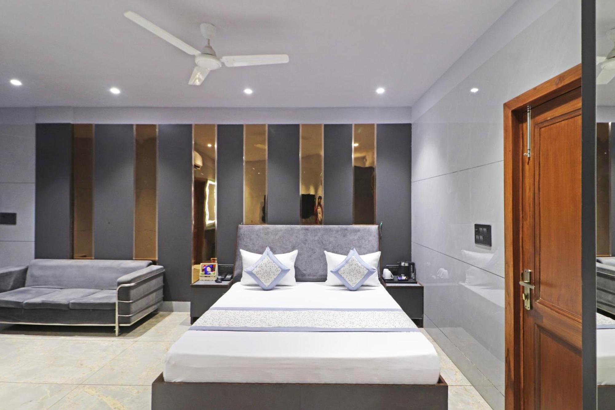 Hotel Preet Inn 05 Mints Walking Distance Nizamuddin Railway Station New Delhi Exterior foto