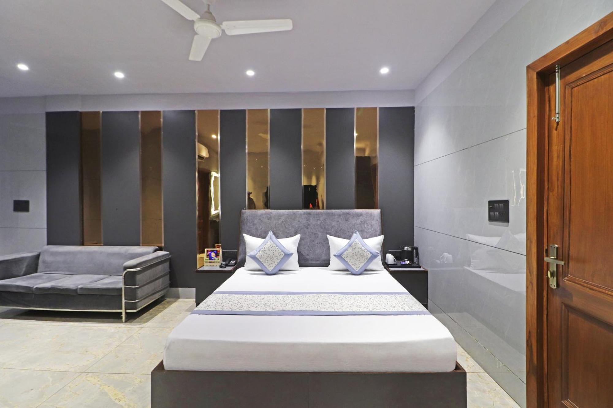 Hotel Preet Inn 05 Mints Walking Distance Nizamuddin Railway Station New Delhi Exterior foto