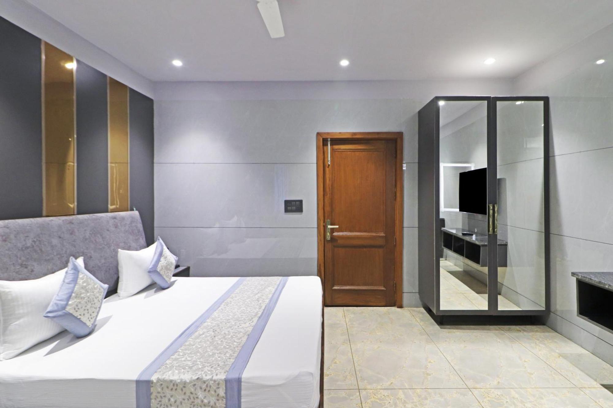 Hotel Preet Inn 05 Mints Walking Distance Nizamuddin Railway Station New Delhi Exterior foto
