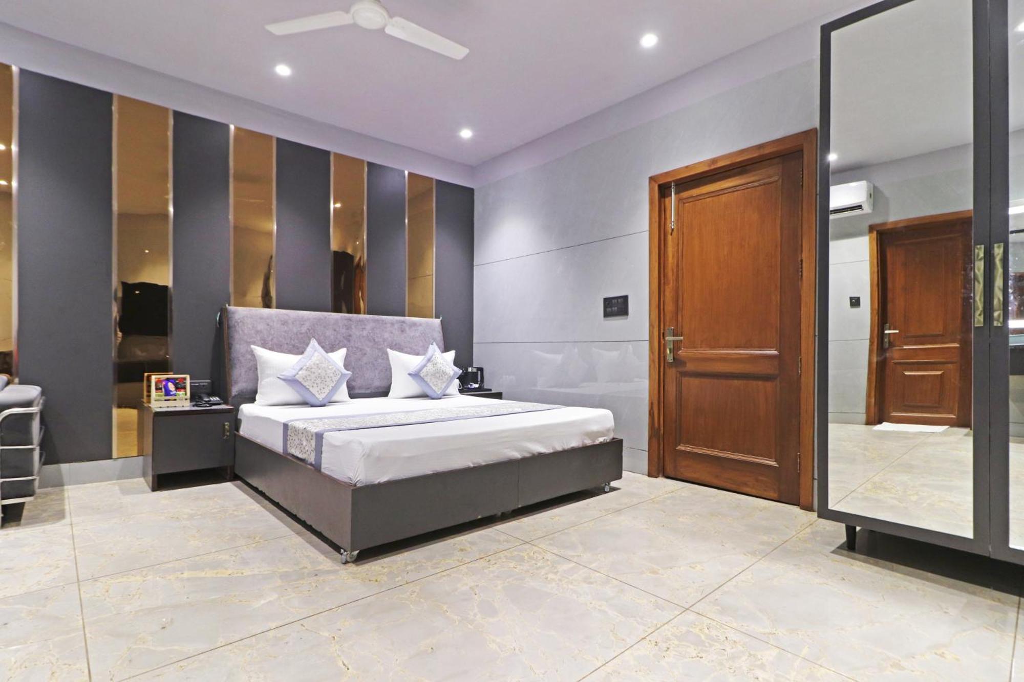Hotel Preet Inn 05 Mints Walking Distance Nizamuddin Railway Station New Delhi Exterior foto